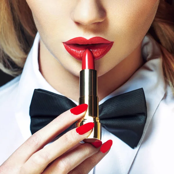 Sexy blondynka z czerwone usta i paznokcie, stosując szminka clos — Zdjęcie stockowe