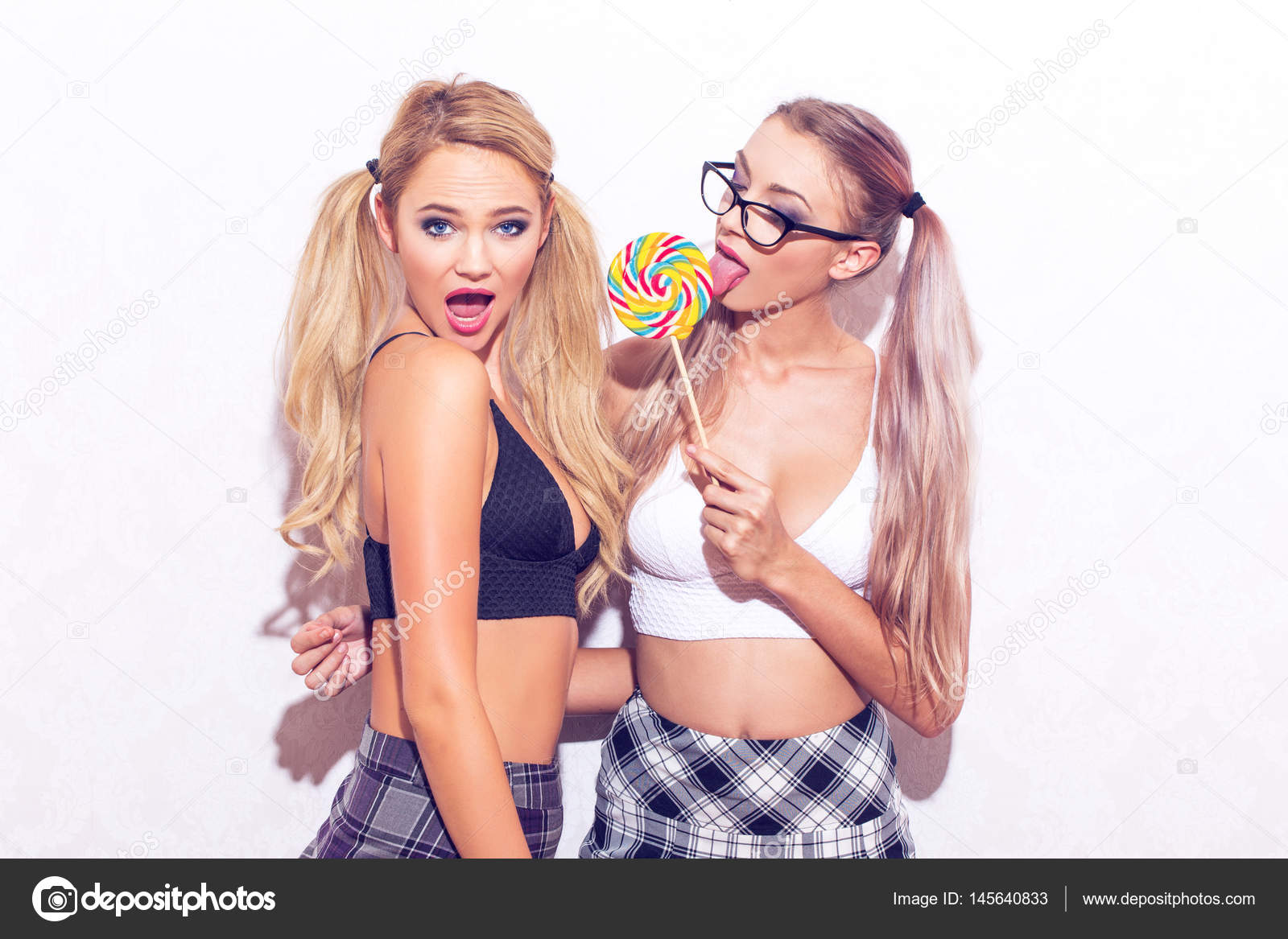 Sexy Frau in Brille leckt Lutscher mit überraschter Freundin -  Stockfotografie: lizenzfreie Fotos © sakkmesterke 145640833 | Depositphotos