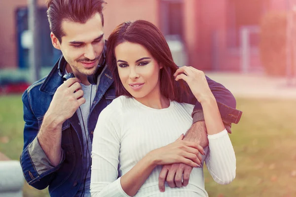 Щаслива модна молода кавказька пара в романтичні моменти на відкритому повітрі — стокове фото
