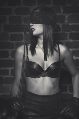 Seksi kadın bağı ve kırmızı dudaklar kırbaç siyah ve beyaz holding