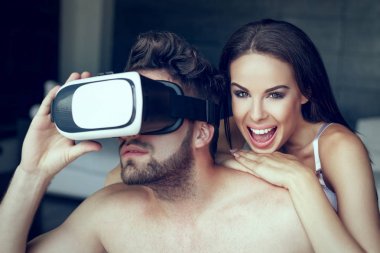 Seksi çıplak çift VR mezartaşı, sanal gerçeklik ile oynamak
