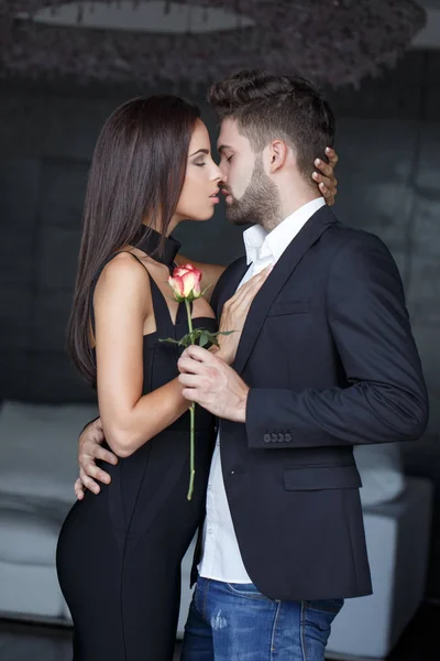 Fiatal stílusos pár csók fedett, ember, hogy rose nő — Stock Fotó