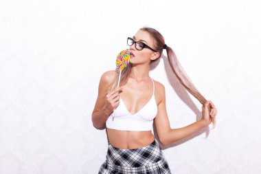 At kuyruğu ve lolipop yalamak gözlük ile seksi kadın