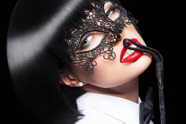 Donna sexy in maschera, frusta sulle labbra rosse, sadomaso — Foto Stock