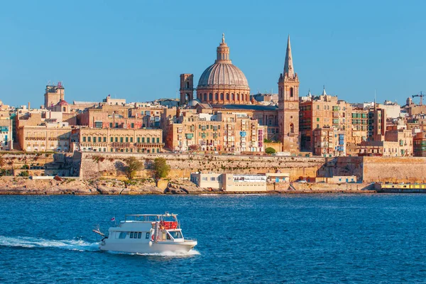 Valletta citiscape med bay kryssning båt, Malta, Eu — Stockfoto