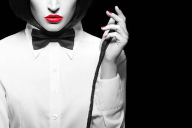 Seksi dominatrix peruk ve kırbaç closeup, seçici ile boyama