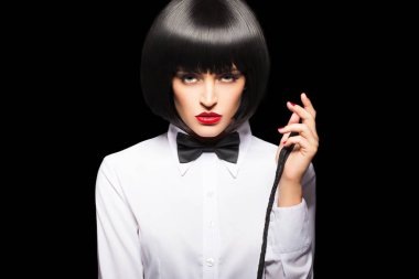 Seksi dominatrix izole kırbaçla poz peruk ve kırmızı dudaklar