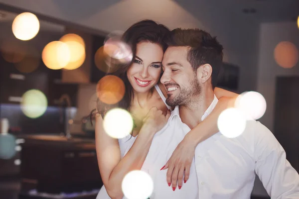 Giovane coppia di successo sorridente, donna abbraccio uomo al chiuso, boke — Foto Stock