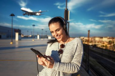 Genç kadın tablet Havaalanı üzerinde uçak bileti sıralama