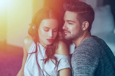 S evde birlikte kulaklık ile müzik dinleme genç Çift