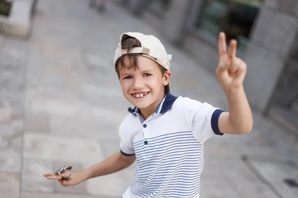 Engraçado pequeno caucasiano colegial feliz no verão em cap — Fotografia de Stock