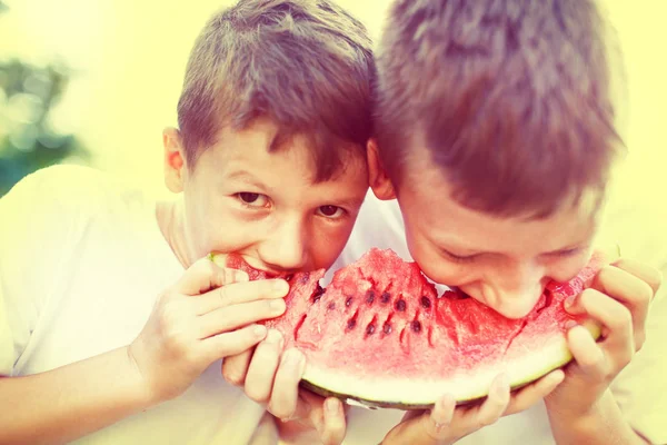 Little caucasian kids eating watermelon outdoor vintage — Stock Photo, Image