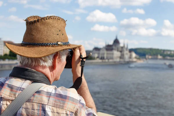 Senior pensionista turista fotografiando Budapest panorama, Hungar — Foto de Stock