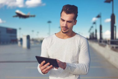 Genç adam tarafından tablet uçak bileti satın alma