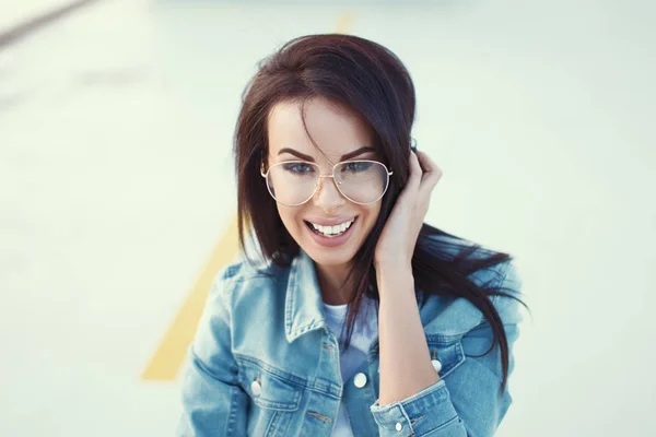 Felice giovane donna in giacca jeans sorridente — Foto Stock