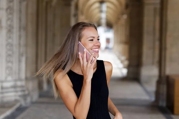 หญิงสาวที่มีความสุขโทรโดยสมาร์ทโฟนกลางแจ้ง — ภาพถ่ายสต็อก