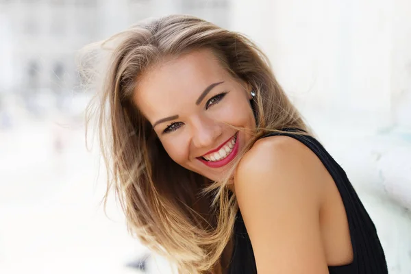 Felice giovane donna spensierata sorridente ritratto all'aperto — Foto Stock
