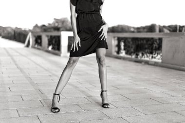 Genç moda model kavramı açık siyah ve beyaz poz