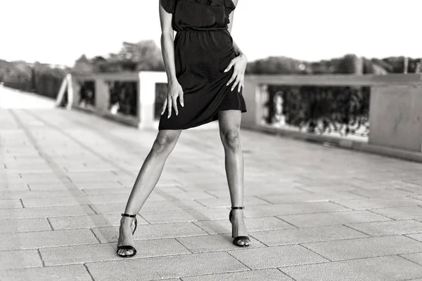 Genç moda model kavramı açık siyah ve beyaz poz