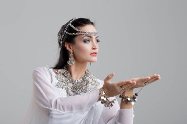 Genç şehvetli dansöz kadın üzerinde gri backg dans taşlar ile