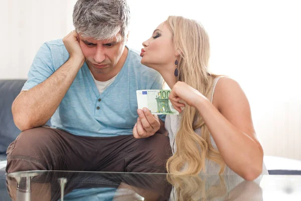 Szőke aranyásó felesége kérdezi 100 Euro, a férj — Stock Fotó
