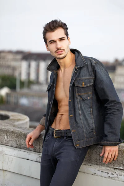 Seksi genç adam açık havada poz denim Jeans — Stok fotoğraf