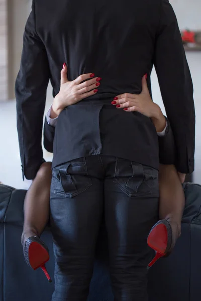 Ζευγάρι κάνει σεξ στον καναπέ κινηματογράφηση σε πρώτο πλάνο — Φωτογραφία Αρχείου