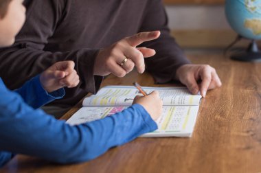 Babası küçük bir okul çocuğu evlat için matematik açıklamak