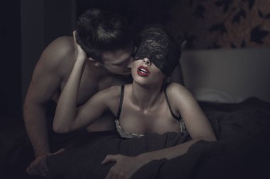 Dantel göz kapağı ve kırmızı dudaklar genç sevgilisiyle seksi kadın