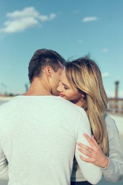 Açık havada fısıldayan genç casual çift tr