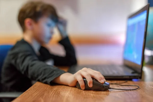 Petit garçon gamer dépendant de l'ordinateur jouant sur ordinateur portable — Photo