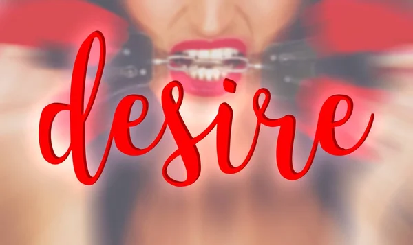 Sexy žena s červenými rty kousnutí pouta banner, slovo touha — Stock fotografie