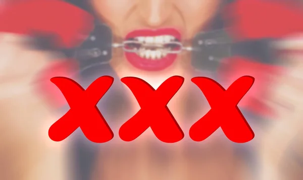Donna sexy con labbra rosse mordere manette banner, parola xxx — Foto Stock
