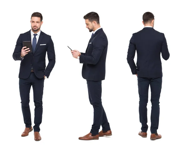 Giovane uomo d'affari elegante utilizzando tablet anteriore, laterale, vista posteriore è — Foto Stock