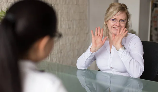 Roliga jobb sökande misslyckande på intervju i office — Stockfoto