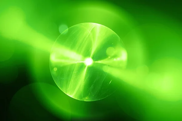Sfera di plasma verde incandescente nello spazio frattale — Foto Stock