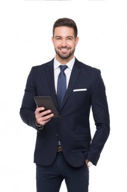 Emin beyaz işadamı gülümseme ve holding tablet izole