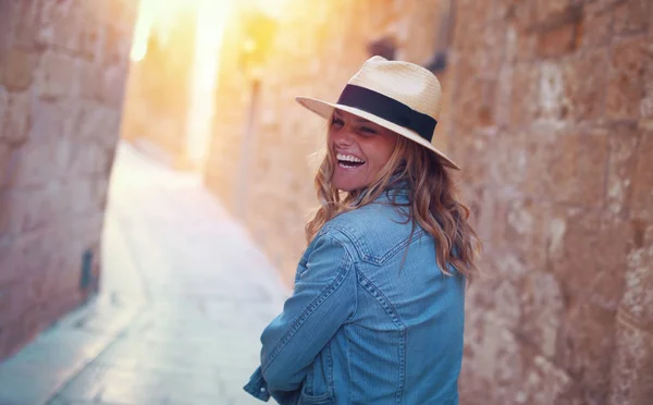 Giovane donna elegante ridere sulla strada mediterranea — Foto Stock