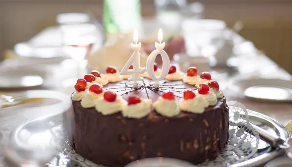 Happy 40-årsdag tårta på bord — Stockfoto