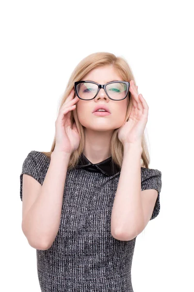 Jonge blonde slimme vrouw houden brillen geïsoleerd — Stockfoto