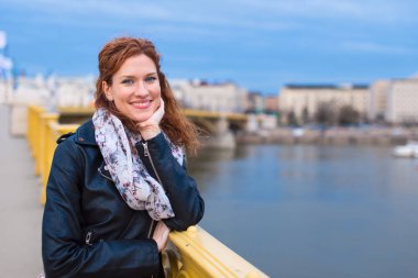 Margaret Köprüsü Budapeşte üzerinde poz mutlu genç Kızıl saçlı kadın