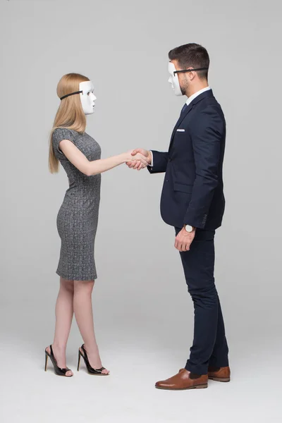 Unga anonyma företagare i mask handslag på mötet — Stockfoto