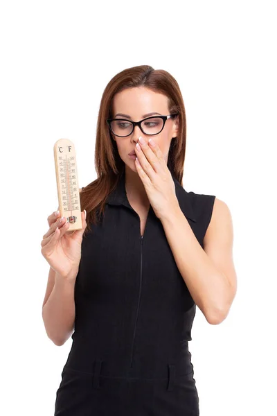 Bang blanke vrouw houdt thermometer geïsoleerd — Stockfoto