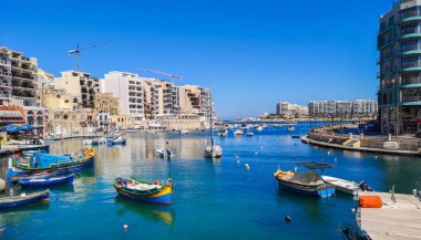 St. Julians, Malta 'da balıkçı tekneleriyle Spinola körfezi