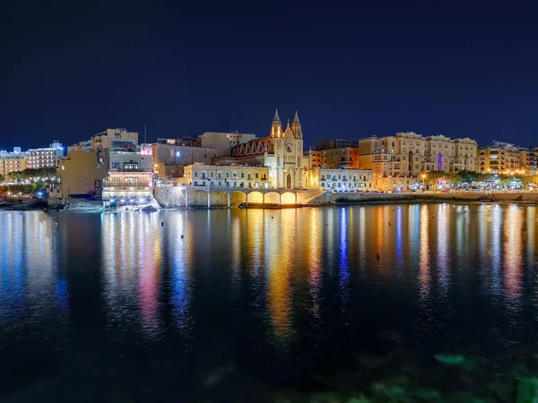 Kyrkan Our Lady of Mount Carmel på natten, St Julians, Malta — Stockfoto