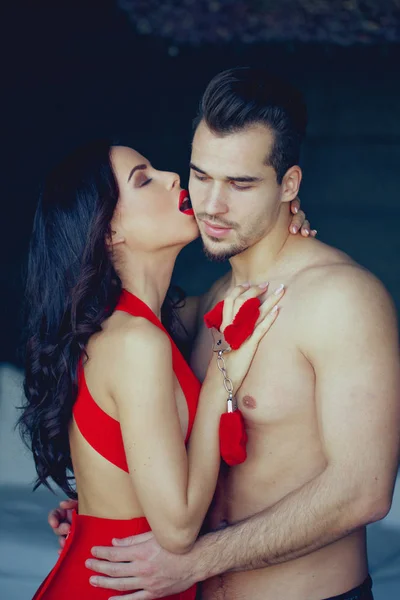 Allettante MILF donna in rosso sedurre macho giovane amante — Foto Stock