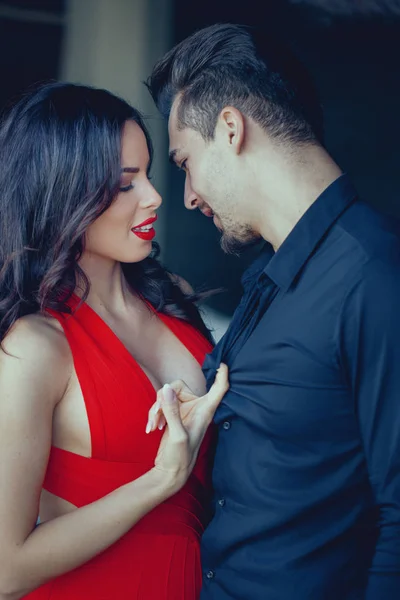 Sexy milf femeie în roșu seducând tineri amant — Fotografie, imagine de stoc