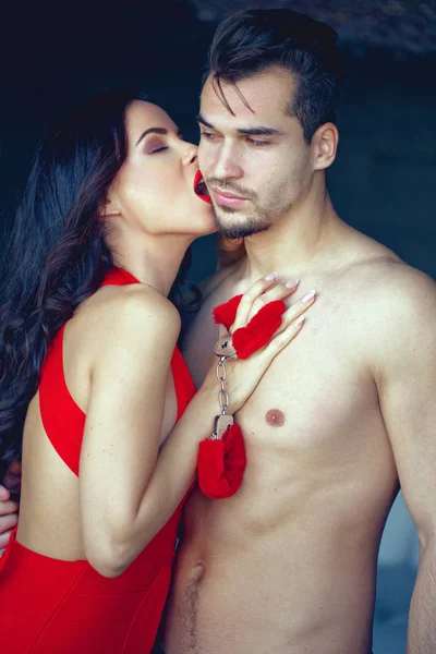 Verleidelijk milf vrouw in rood verleiden geluk macho jong liefhebber — Stockfoto