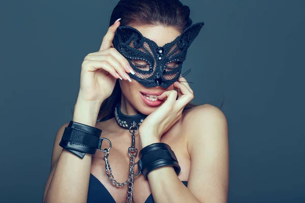 Sensaul брюнетка жінка в catwoman mask desire всередині — стокове фото