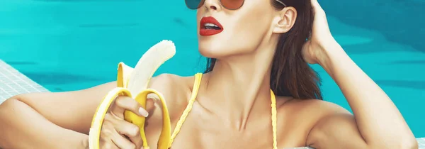 Mulher sexy na piscina comer banana widescreen banner — Fotografia de Stock